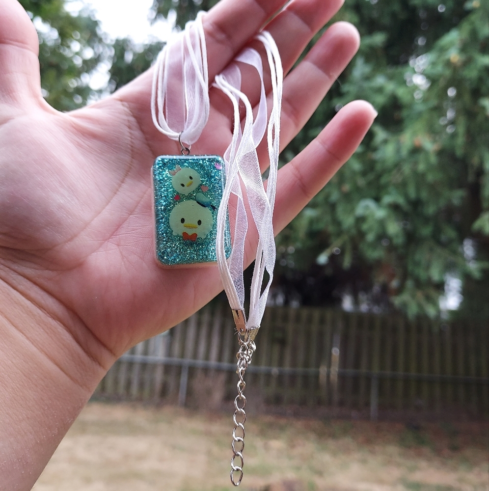 🦆 OOAK Donald and Daisy tsum tsum resin necklace NEW - Picture 2 of 6
